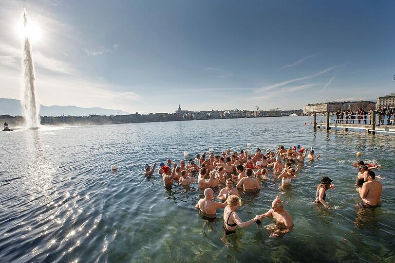In den Bains des Paquis im Genfersee (Schweiz) wurde das Anbaden auch gleich zum gemeinsamen Anstoßen genutzt.