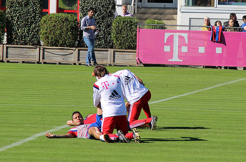 Powern für die nächsten Aufgaben: Pep Guardiola fordert seine Jungs im Training.
