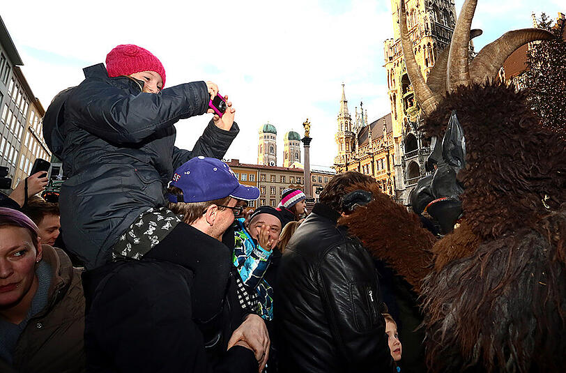 Traditioneller Münchner Krampuslauf durch die Fußgängerzone zum Marienplatz.