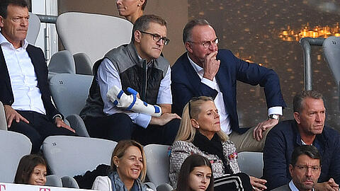 Die Vorstandsriege des FC Bayern am Samstag im Stadion: Marketing-Chef Andreas Jung (l.), Finanzvorstand Jan Christian Dreesen (m.) und der Vorstandsvorsitzende Karl-Heinz Rummenigge. Die linke Hand von Dreesen ist eingegipst.