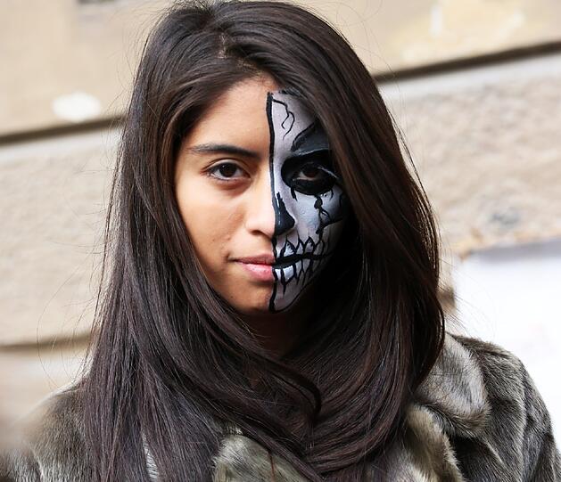 Eine Gesichtshälfte wurde zum Totenkopf geschminkt. Denn Pelz bedeutet immer Leid und Tod.