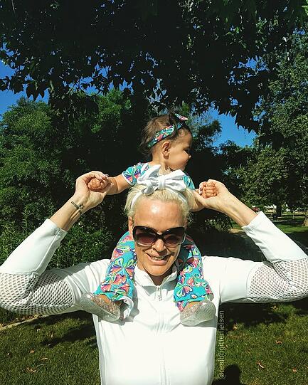 Fröhlich in der Natur: Brigitte Nielsen mit Baby Frida (11 Monate)