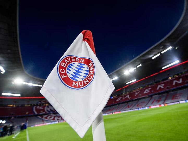 Das Logo des FC Bayern München ist auf einer Eckfahne zu sehen. Foto: Matthias Balk/dpa