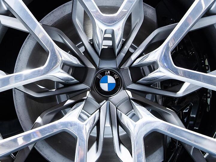 Das BMW-Logo ist in einer Felge eines BMW zu sehen. Foto: Silas Stein/dpa/Archivbild