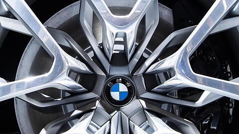 Das BMW-Logo ist in einer Felge eines BMW zu sehen. Foto: Silas Stein/dpa/Archivbild