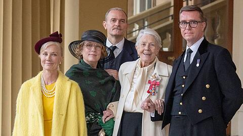 Dame Vanessa Redgrave (2.v.r.) mit ihrer Tochter Joely Richardson (l.) sowie ihrer Schwiegertochter Jennifer Nero und ihrem Sohn Carlos Nero nach der Veranstaltung. Ein Palastmitarbeiter (r.) begleitete die Ausgezeichnete aus dem Buckingham Palast.