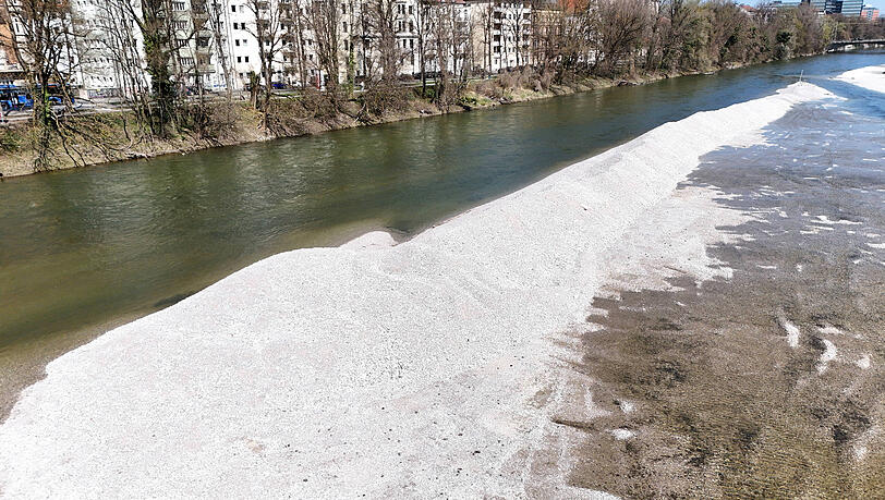 Die Kieshaufen zwischen Reichenbachbrücke und Wittelsbacherbrücke auf Höhe der Weideninsel.