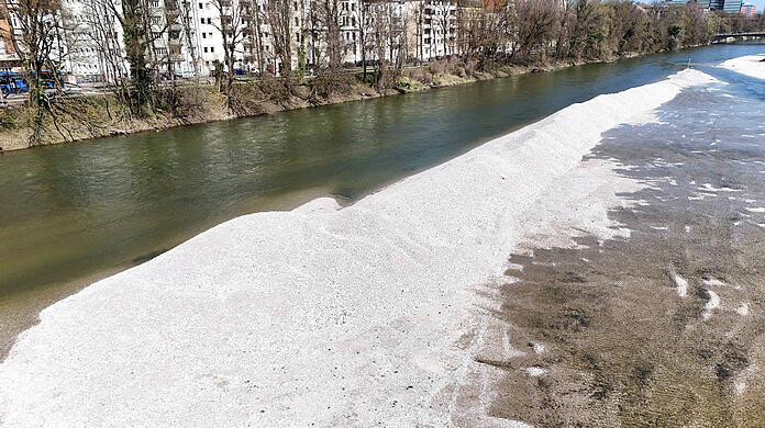 Die Kieshaufen zwischen Reichenbachbrücke und Wittelsbacherbrücke auf Höhe der Weideninsel.