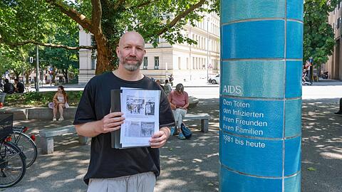 Gregor Stawinski am Aids-Memorial am Sendlinger Tor. Seit 2024 bietet er als „Queer City Guide“ Stadtführungen zu Münchens queerer Geschichte an. Dabei hat er auch alte Zeitungsausschnitte und Geschichten abseits der bekannten Fakten.
