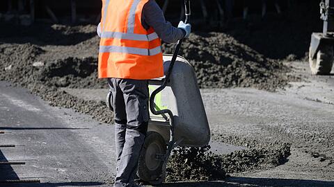 Der Staat will Milliarden in Infrastruktur wie Stra&szlig;en und Schienen sowie in Verteidigung investieren. (Symbolbild)