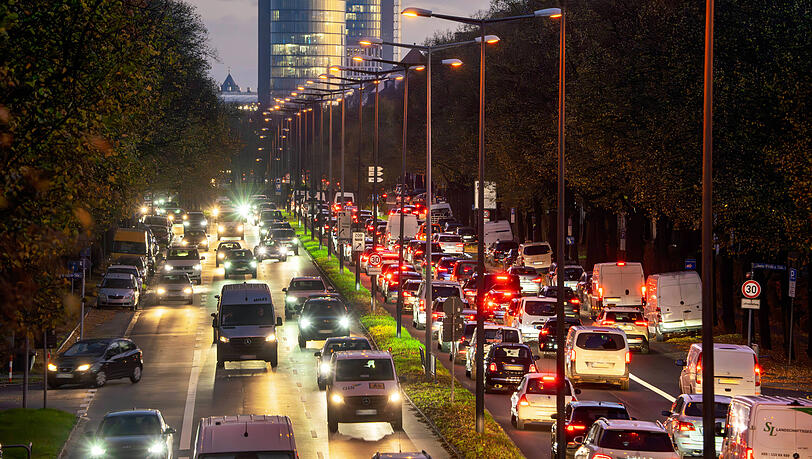 In den kommenden Wochen müssen sich Autofahrer auf der Landshuter Allee auf mehrere Sperrungen einstellen. In den kommenden Wochen müssen sich Autofahrer auf der Landshuter Allee auf mehrere Sperrungen einstellen.