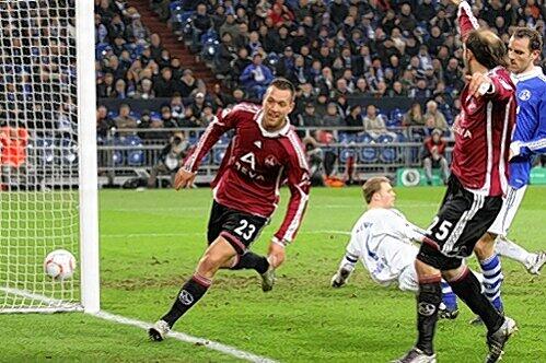 Sein Doppelpack war letztlich wertlos: Julian Schieber (links) traf für den Club auf Schalke zum 1:0 und 2:1.