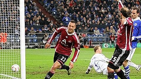 Sein Doppelpack war letztlich wertlos: Julian Schieber (links) traf für den Club auf Schalke zum 1:0 und 2:1.
