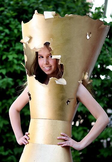 Papier-Mode: Models in luftigen Kreationen. Die Bilder
