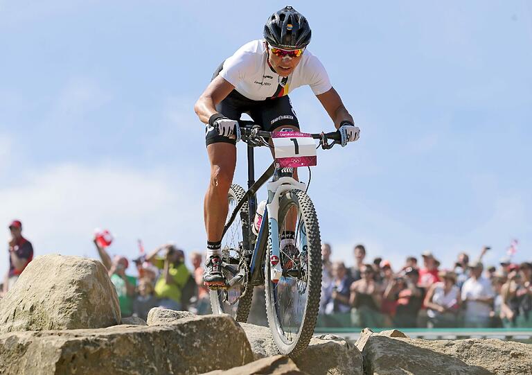 Über Stock und Stein: Nach einem packenden Mountainbike-Rennen holte die Deutsche Sabine Spitz Olympia-Silber.