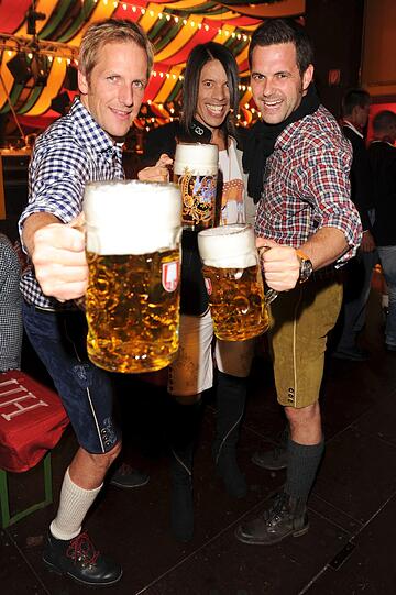 Prost! Jan Hahn, Jorge Gonzalez, Matthias Killing auf der Pro-Sieben-Wiesn