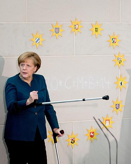 Kanzlerin Angela Merkel empfängt die Sternsinger im Kanzleramt. Sie ist nach ihrem Skiunfall auf Krücken unterwegs.