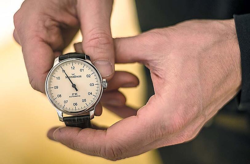 Eine Uhr mit nur einem Zeiger in einem Uhrengeschäft in Bad Kissingen. Die Uhr soll durch die Reduzierung auf einen Zeiger zur Entschleunigung des Tages beitragen.