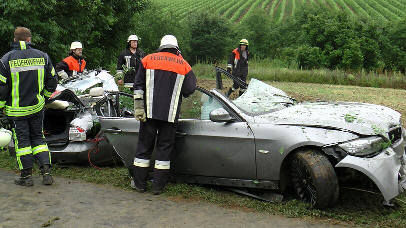 Wie durch ein Wunder hat der 21-jährige Fahrer überlebt. Die Bilder des Horror-Unfalls.