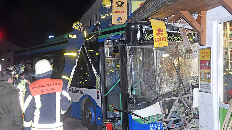 Das THW musste die Decke abstützen, erst dann konnte der Bus herausgezogen werden.