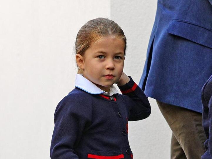 Prinzessin Charlotte in ihrer dunkelblauen Schuluniform.