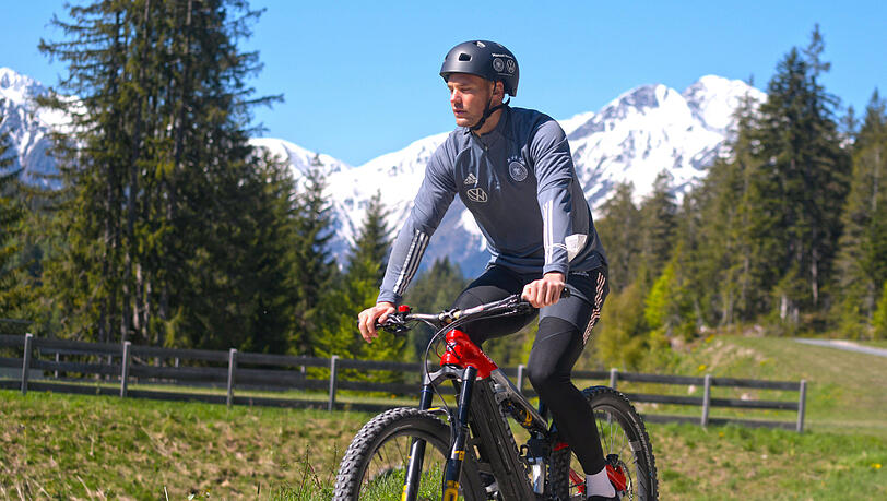 Im Seefeld-Trainingslager oft mit dem E-Bike unterwegs: DFB-Kapitän Manuel Neuer.