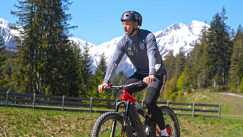 Im Seefeld-Trainingslager oft mit dem E-Bike unterwegs: DFB-Kapitän Manuel Neuer.