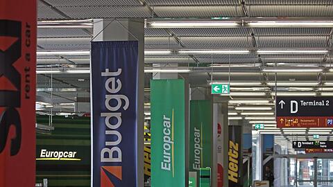 Leere Schalter verschiedener Mietwagen-Anbieter an einem Flughafen.