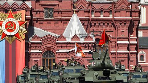 Der legendäre sowjetische Panzer T-34 führt die Kolonne russischer Panzerfahrzeuge auf dem Roten Platz während der Militärparade zum Tag des Sieges, mit der der 78. Jahrestag des Endes des Zweiten Weltkriegs begangen wird, an.