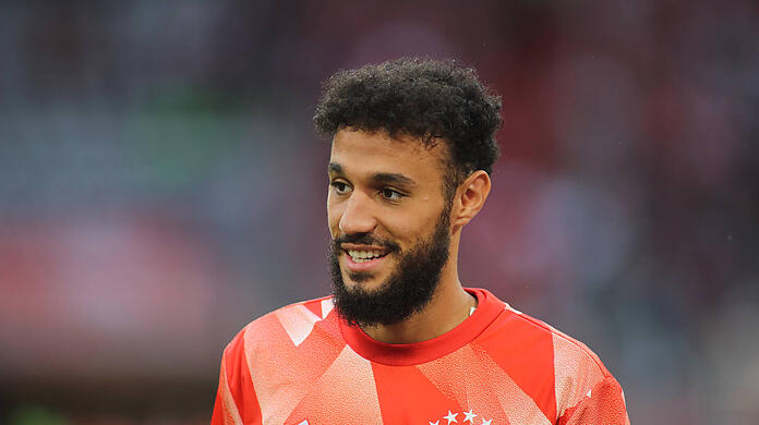 Im Fall Noussair Mazraoui belässt es der FC Bayern bei einem klärenden Gespräch. Der Rechtsverteidiger bleibt im Kader.