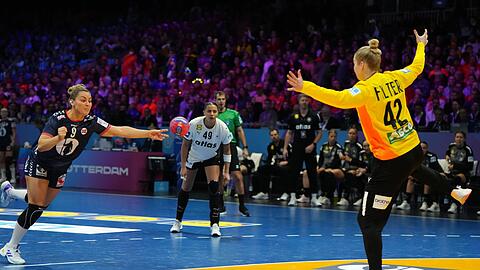 Torh&uuml;terin Katharina Filter kann zun&auml;chst nur wenig W&uuml;rfe parieren.