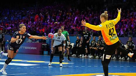 Torh&uuml;terin Katharina Filter kann zun&auml;chst nur wenig W&uuml;rfe parieren.