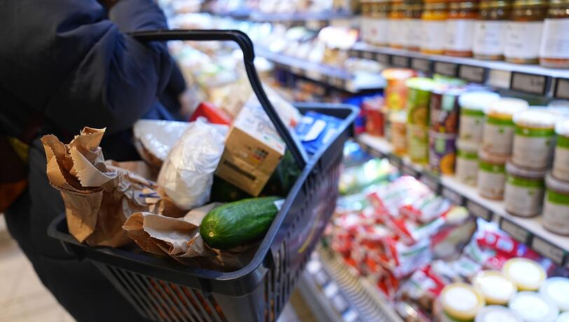 F&uuml;r Lebensmittel m&uuml;ssen Verbraucher derzeit deutlich tiefer in die Tasche greifen als im Jahr 2020.