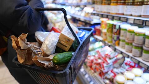 F&uuml;r Lebensmittel m&uuml;ssen Verbraucher derzeit deutlich tiefer in die Tasche greifen als im Jahr 2020.