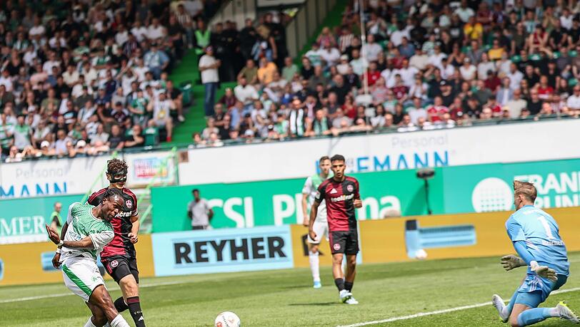 Noel Futkeu (l) reagiert am schnellsten und staubt ab zum F&uuml;rther 1:0.