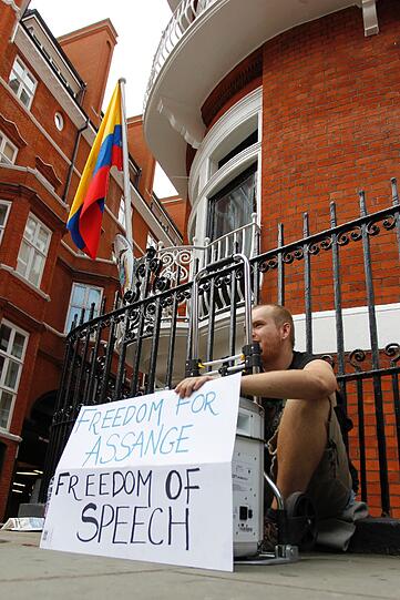 an der Botschaft von Ecuador: Tumulte in London um Julian Assange