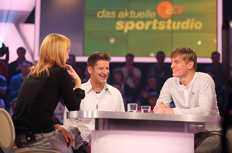 Viel Spaß im ZDF-Sportstudio: Toni Kroos vom FC Bayern (r.) mit "Pur"-Sänger Hartmut Engler (Mitte). Links: Moderatorin Katrin Müller-Hohenstein.