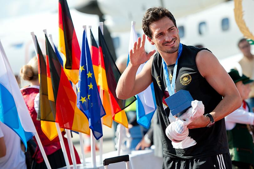 Mats Hummels kurz nach der Ankunft am Flughafen München.