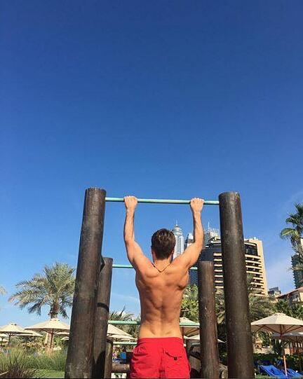 Ein schöner Rücken kann auch entzücken: Mario Götze zeigt, dass er auch im Urlaub gut in Form ist.