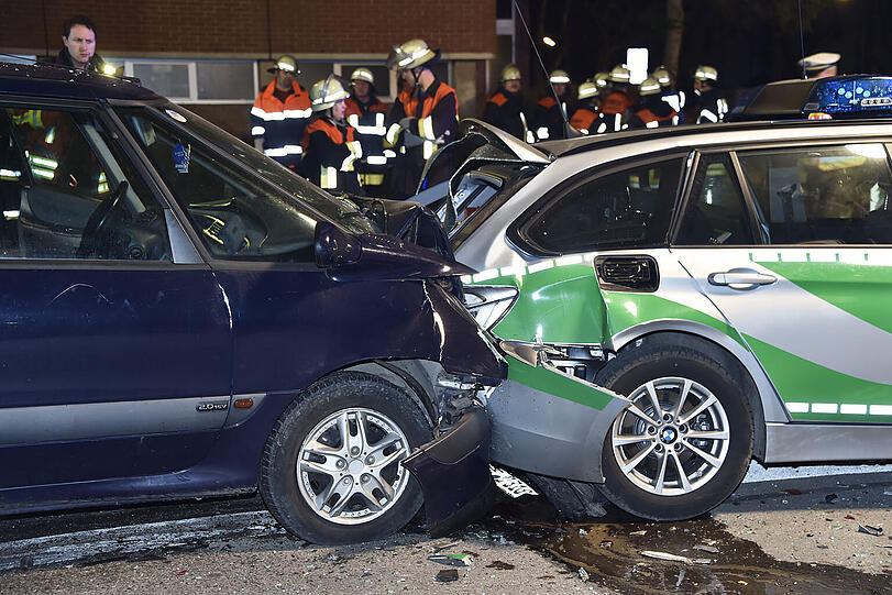 Die B 304 musste nach dem schweren Unfall für mehrere Stunden gesperrt werden - die Bilder vom Einsatz.