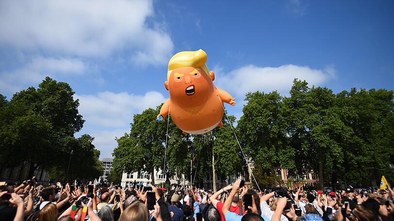 13. Juli 2018: Ein 6-Meter hoher Ballon "Baby Trump" fliegt über dem Parliament Square in London, um gegen den Besuch des US-Präsidenten in Großbritannien zu protestieren.