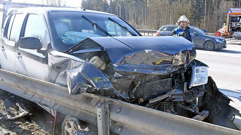 Zwei Personen wurden bei dem Unfall auf der A8 schwer verletzt. Etliche Gaffer auf der Gegenfahrbahn machten sogar Fotos vom Unfallort.