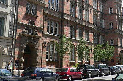 Die Fassade des Fremdspracheninstituts München.