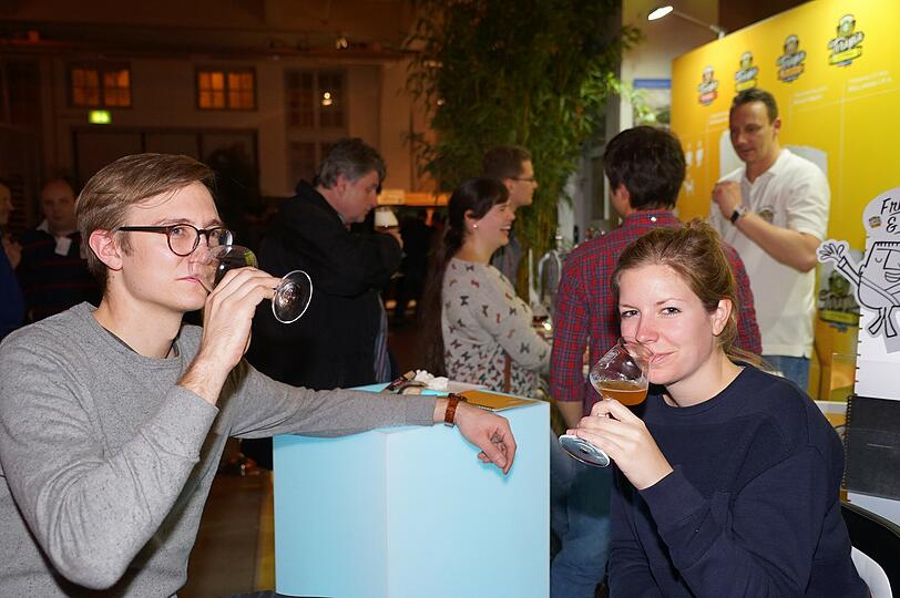 IT Berater Sebastian (29): &bdquo;Wir waren schon auf mehreren Bier-Festivals und lieben es, unterschiedliche Varianten zu riechen und zu kosten. Ich bin begeistert vom Münchner Craftbier Crew Republic. Das ist relativ stark und schmeckt. Schade ist, dass es auf solchen Veranstaltungen meistens nur wenige Sitzplätze gibt. Vielleicht könnte man da was ändern.&ldquo;
Managerin Elonence (29): &bdquo;Ich finde es toll, bei der Biermesse dabei zu sein. Ich mag das Sauerbier. Für mich ist das erfrischend und etwas salzig. Damit man die Unterschiede noch bemerkt, empfiehlt sich immer wieder etwas Wasser dazwischen zu trinken. Zum Glück stehen überall mehrere Wasserspender.&ldquo;