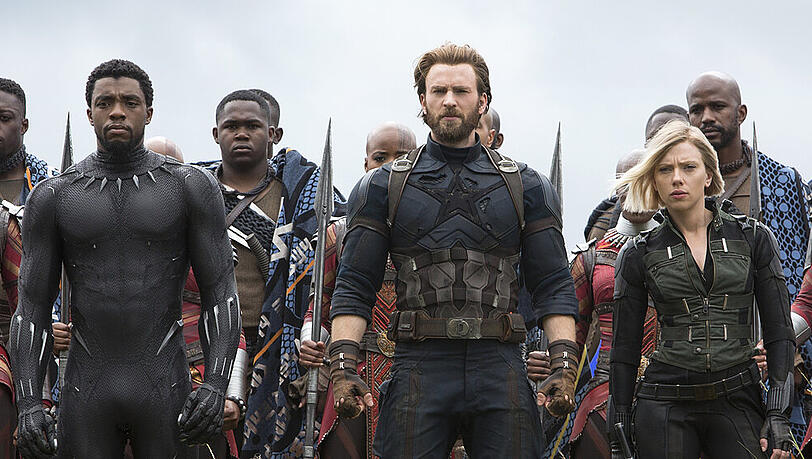 Chris Evans (Mitte) und Scarlett Johansson an der Seite von Chadwick "Black Panther" Boseman. Chris Evans (Mitte) und Scarlett Johansson an der Seite von Chadwick "Black Panther" Boseman.