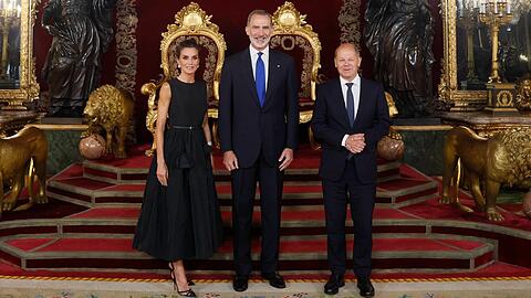 Königin Letizia und König Felipe von Spanien neben Bundeskanzler Olaf Scholz (r.).
