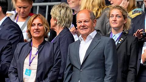 Olaf Scholz mit Gattin Britta Ernst (l.) auf der Tribüne in Wembley.
