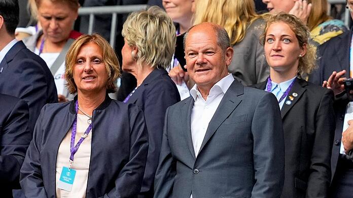 Olaf Scholz mit Gattin Britta Ernst (l.) auf der Tribüne in Wembley.