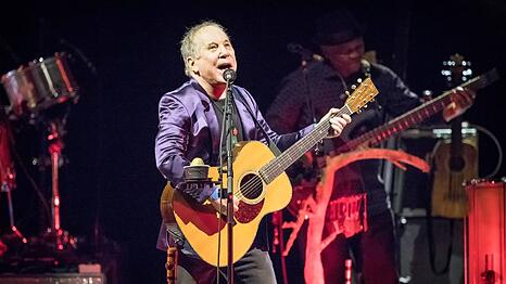 Gesundheitliche Probleme zwingen Paul Simon aktuell dazu, der Bühne fern zu bleiben.
