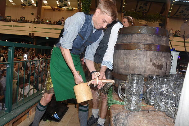 Beim Anzapfen in der Br&auml;urosl auf der Wiesn 2024 ben&ouml;tigte Dominik Krause  nur zwei Schl&auml;ge.